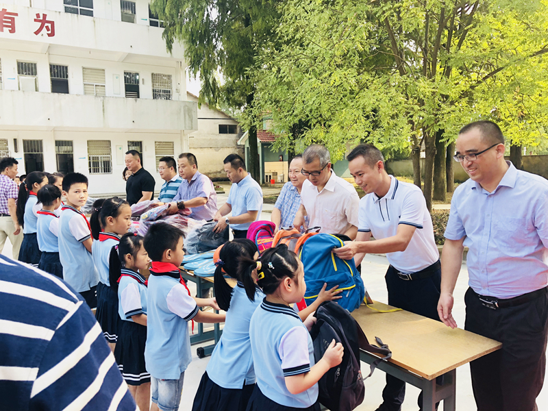 愛心助學(xué)點(diǎn)亮夢想&mdash;&mdash;安吉華都、華悅物業(yè)聯(lián)合開展愛心捐贈活動