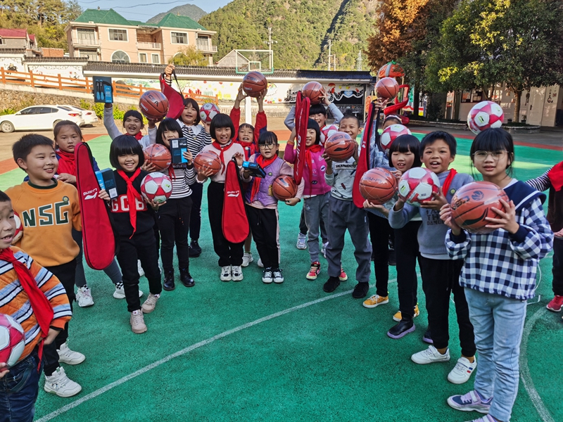 1637227072510693.jpg 明日控股第三黨支部向遂昌縣西畈小學(xué)捐贈(zèng)體育用品-1112 (2)(1)_副本.jpg