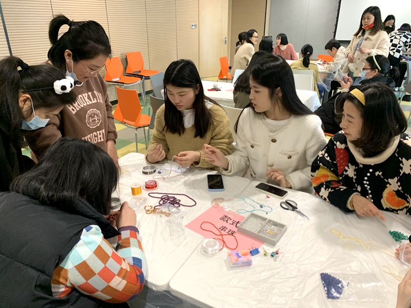 浙農華貿工會開展&ldquo;三八&rdquo;節手串編織活動