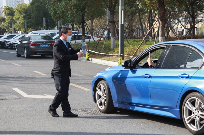 1648109910337609.jpg 工作人員對進出人員進行掃碼測溫2_副本.jpg